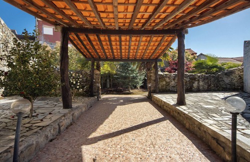 Armamar Apartment | Room 'Quarto 12 - Gojim Casa Rural' with Mountain View, Shared Pool and Wi-Fi