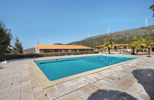 Armamar Apartment | Room 'Quarto 2 - Gojim Casa Rural' with Mountain View, Shared Pool and Wi-Fi