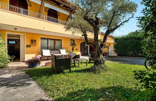 Mirano Apartment | Room 'Rosa' with Shared Garden, Wi-Fi and Air Conditioning