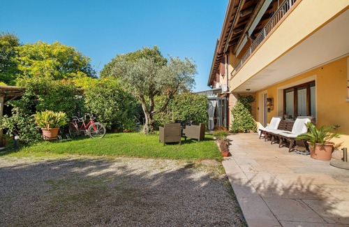 Mirano Apartment | Room 'Rosa' with Shared Garden, Wi-Fi and Air Conditioning