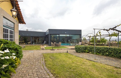 Moimenta da Beira Apartment | Room 'Suite' with Shared Garden and Wi-Fi