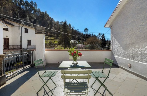 Rocchetta di Vara Apartment | Room 'Tripla Con Balcone' with Mountain View, Wi-Fi and Air Conditioning