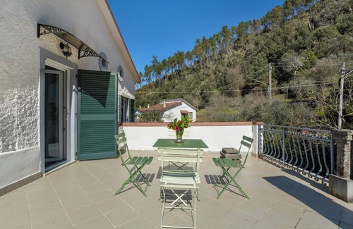 Rocchetta di Vara Apartment | Room 'Tripla Con Balcone' with Mountain View, Wi-Fi and Air Conditioning