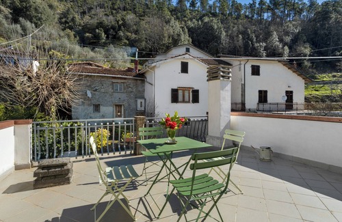 Rocchetta di Vara Apartment | Room 'Tripla Con Balcone' with Mountain View, Wi-Fi and Air Conditioning