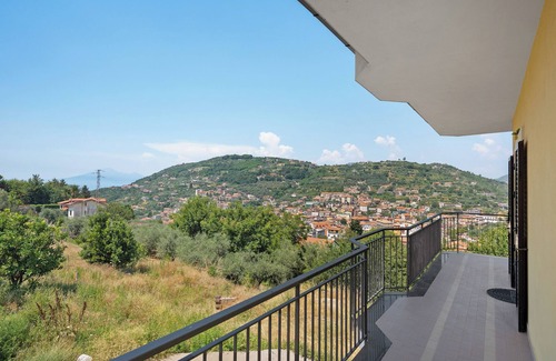 Piazza-Tralia-Pendolo Apartment | Room 'Tripla Con Vista Vesuvio' with Mountain View, Wi-Fi and Air Conditioning
