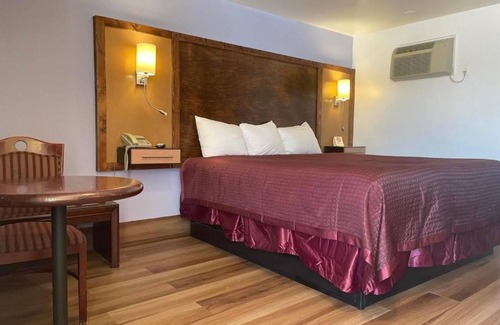 North Tonawanda Hotel | Room w/King Bed, Scottish Inns, Free Parking, few Minutes from Niagara Falls