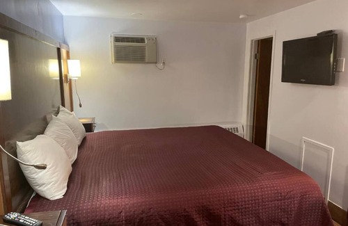 North Tonawanda Hotel | Room w/King Bed, Scottish Inns, Free Parking, few Minutes from Niagara Falls