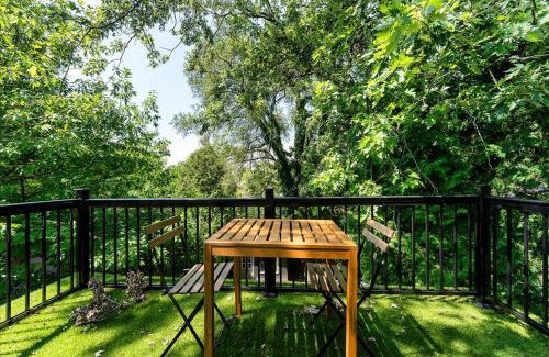 Old Mill House | Room with a balcony in a luxury house in Old mills