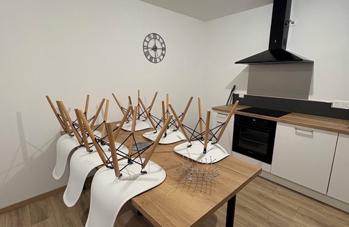 Saintes Bed & Breakfast | Room with bathroom and toilet in shared apartment, kitchen