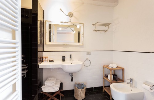 Nord-Ovest House | Room with en suite bathroom, wifi, A/C, between Verona center and at Valpolicella