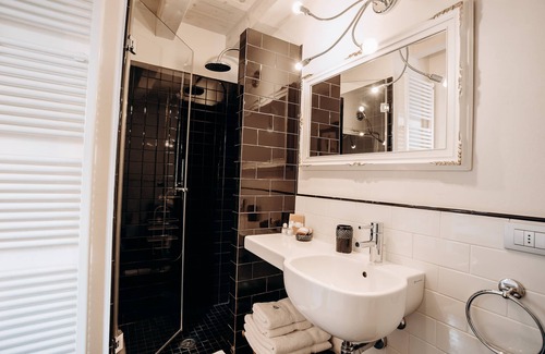 Nord-Ovest House | Room with en suite bathroom, wifi, A/C, between Verona center and at Valpolicella