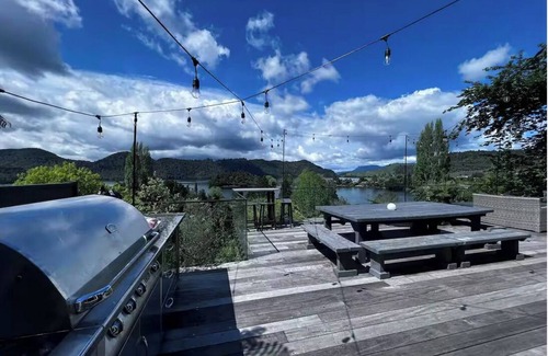 Lake Okareka Apartment | Room with Lake View at Ōkāreka, Rotorua – Large Deck, Spa & BBQ Retreat