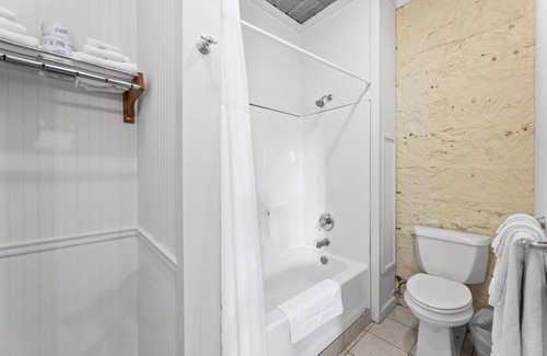 Comfort Hotel | Room with One King Bed, microwave, mini-fridge, and porch