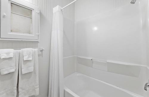 Comfort Hotel | Room with One Queen Bed, microwave, mini-fridge and porch