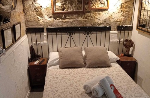 Nou Barris House | Room with private bathroom 3