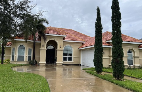 Edinburg House | Room with private entrance. own bathroom, 2 miles from The UTRGV
