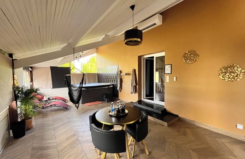 Caupenne Bed & Breakfast | Room with private spa and cinema room