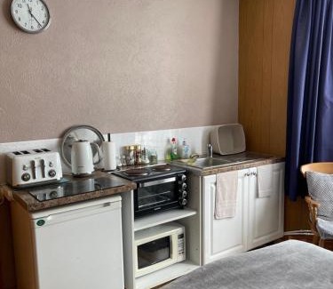 Five Oak Green House | ROOM with SHOWER, TOILET and KITCHENETTE