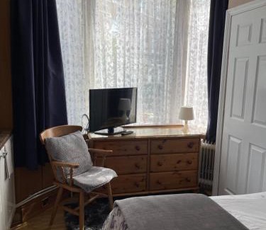 Five Oak Green House | ROOM with SHOWER, TOILET and KITCHENETTE