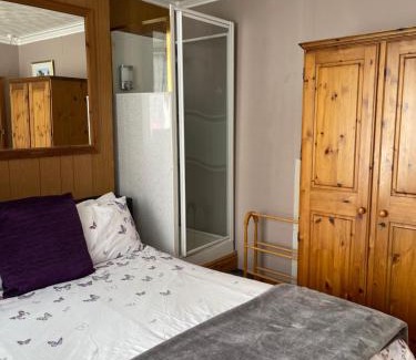 Five Oak Green House | ROOM with SHOWER, TOILET and KITCHENETTE