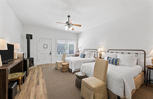 Comfort Hotel | Room with Two Queen Beds, microwave, mini-fridge, gas fireplace and porch
