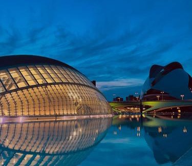 Montolivet House | Rooms in Valencia Great Location in Shared Apartment
