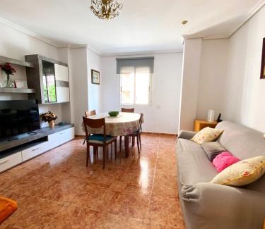 Montolivet House | Rooms in Valencia Great Location in Shared Apartment