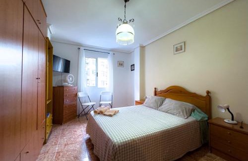 Montolivet House | Rooms in Valencia Great Location in Shared Apartment