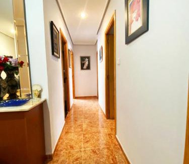 Montolivet House | Rooms in Valencia Great Location in Shared Apartment