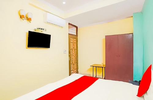 Noida Hotel | Roomshala 035 Premium Inn - Near Noida Sec 15 Metro Station