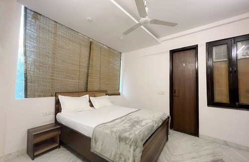 Delhi Hotel | Roomshala 171 JP House