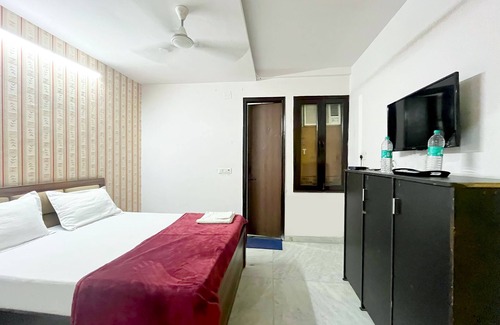Delhi Hotel | Roomshala 171 JP House