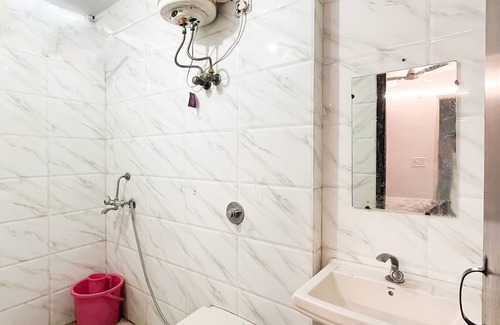Delhi Hotel | Roomshala 171 JP House