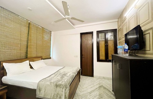 Delhi Hotel | Roomshala 171 JP House