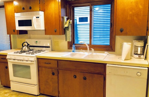 Holland Cottage | Roomy 3 bedroom only 1 mile to Holland St. Park