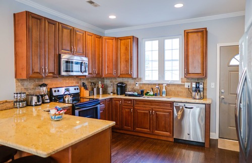 Graduate Hospital House | Roomy, 4BD/2.5Bth, Amazing Rooftop Deck and Large Patio