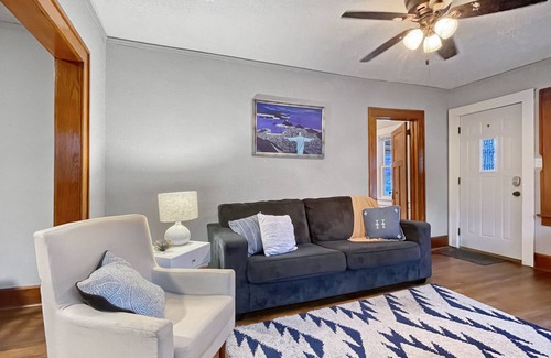 Des Moines House | Roomy 4BR by Drake Sleeps 13 HUGE yard