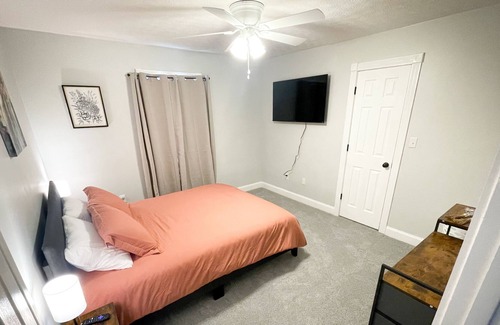 Somerset House | Roomy 6 bedroom near the lake and close to town. Fenced in yard, pets welcome!