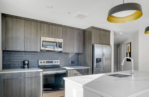 Congress Park Apartment | Roomy Congress Park 2BR w/ Gym & Pool, near shops & dining, by Blueground