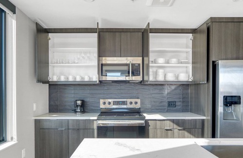 Congress Park Apartment | Roomy Congress Park 2BR w/ Gym & Pool, near shops & dining, by Blueground