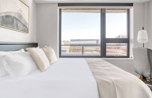 Congress Park Apartment | Roomy Congress Park 2BR w/ Gym & Pool, near shops & dining, by Blueground