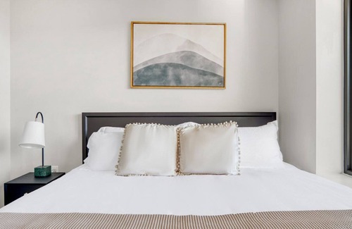 Congress Park Apartment | Roomy Congress Park 2BR w/ Gym & Pool, near shops & dining, by Blueground