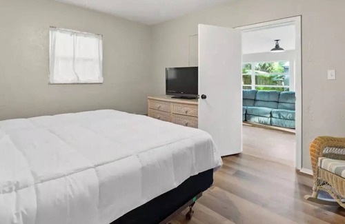 Disston Heights House | Roomy home in the trees