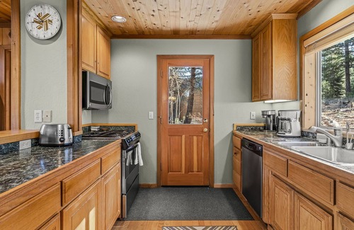 Truckee Cabin | Roomy Northstar Home w/Private Hot Tub, 2 Living Rooms, on the Shuttle Route!
