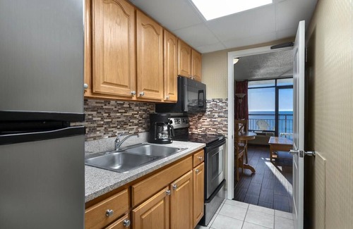 Myrtle Beach Hotel | Roomy Oceanfront Ste Includes Breakfast 15th Flr