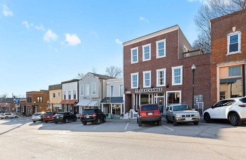 Waldron Apartment | Roomy Penthouse Studio|King Bed|Scenic Views+Shops