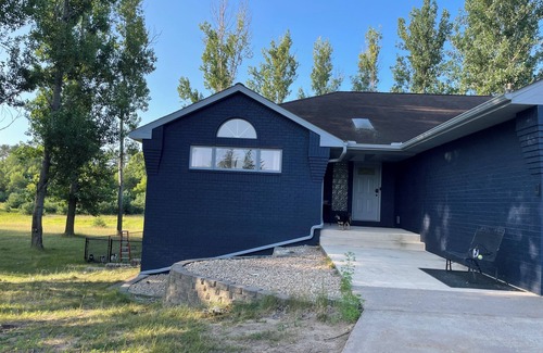 East Bethel House | Roomy private country retreat - pet and kid friendly