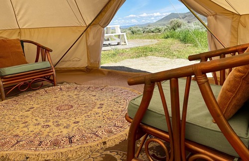 Hot Springs RV Rental | Roomy Red Camp with Access to Outdoor Kitchen