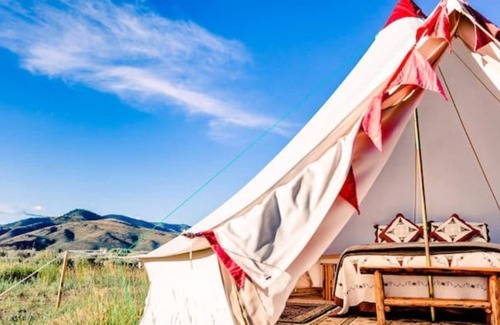 Hot Springs RV Rental | Roomy Red Camp with Access to Outdoor Kitchen