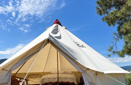 Hot Springs RV Rental | Roomy Red Camp with Access to Outdoor Kitchen